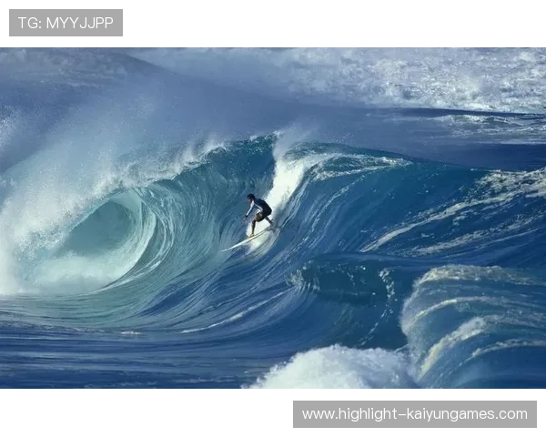 冲浪选手挑战巨浪失败，冲上岸后对镜头比耶